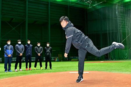 　室内練習場のマウンドに立ち投球フォームを披露する黒原（撮影・立川洋一郎）