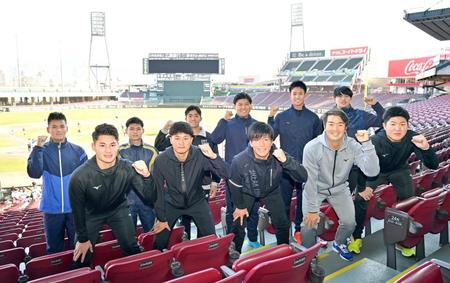 　施設見学でマツダスタジアムを訪れた新入団選手たち