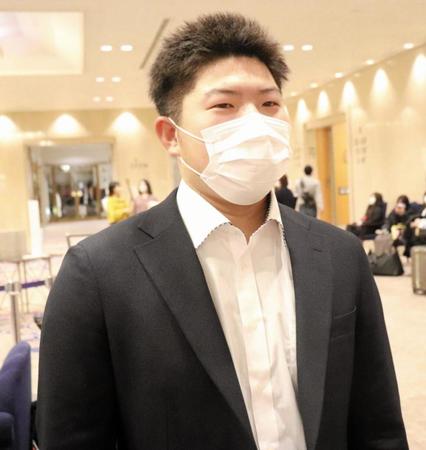 　入団会見などを終え、帰路に就く前に取材に応じるドラフト５位・松本