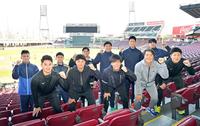　施設見学でマツダスタジアムを訪れた新入団選手たち