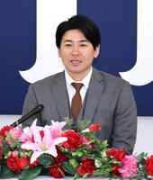 契約を更改して会見する広島・会沢翼＝マツダスタジアム