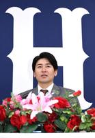 　契約を更改して会見する会沢