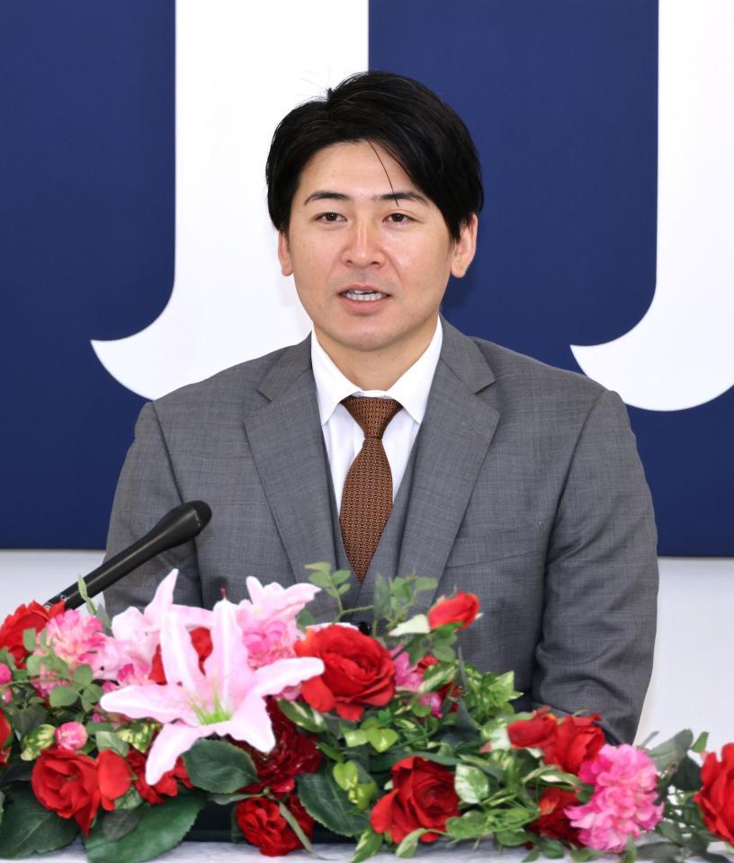 契約を更改して会見する広島・会沢翼＝マツダスタジアム