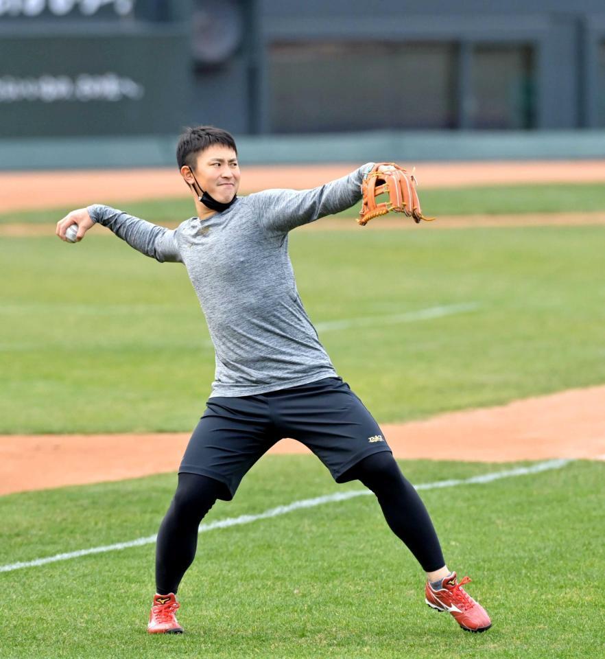 　キャッチボールをして汗を流す堂林（撮影・立川洋一郎）