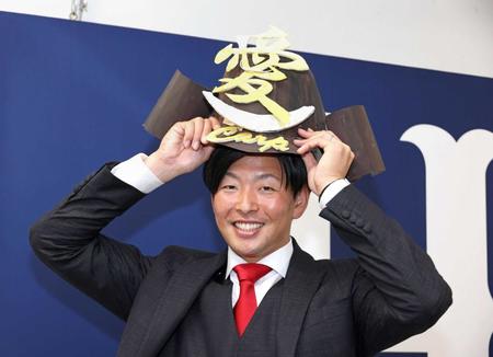 契約を更改し、カープ愛あふれるかぶとで気合を入れる大瀬良