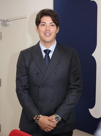 　契約を更改して会見する九里