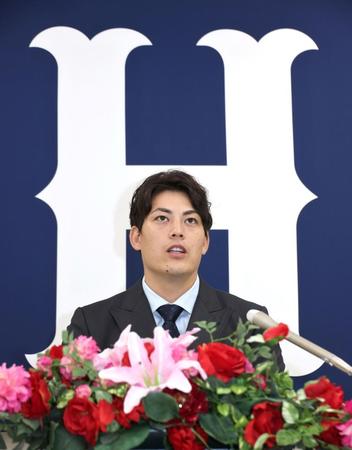 　契約を更改して会見する九里