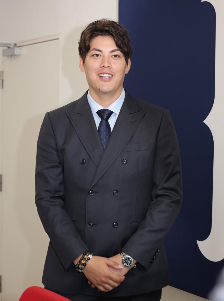 　契約を更改して会見する九里