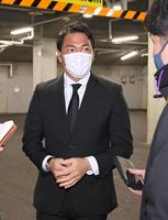 　契約を更改し取材に応じる長野