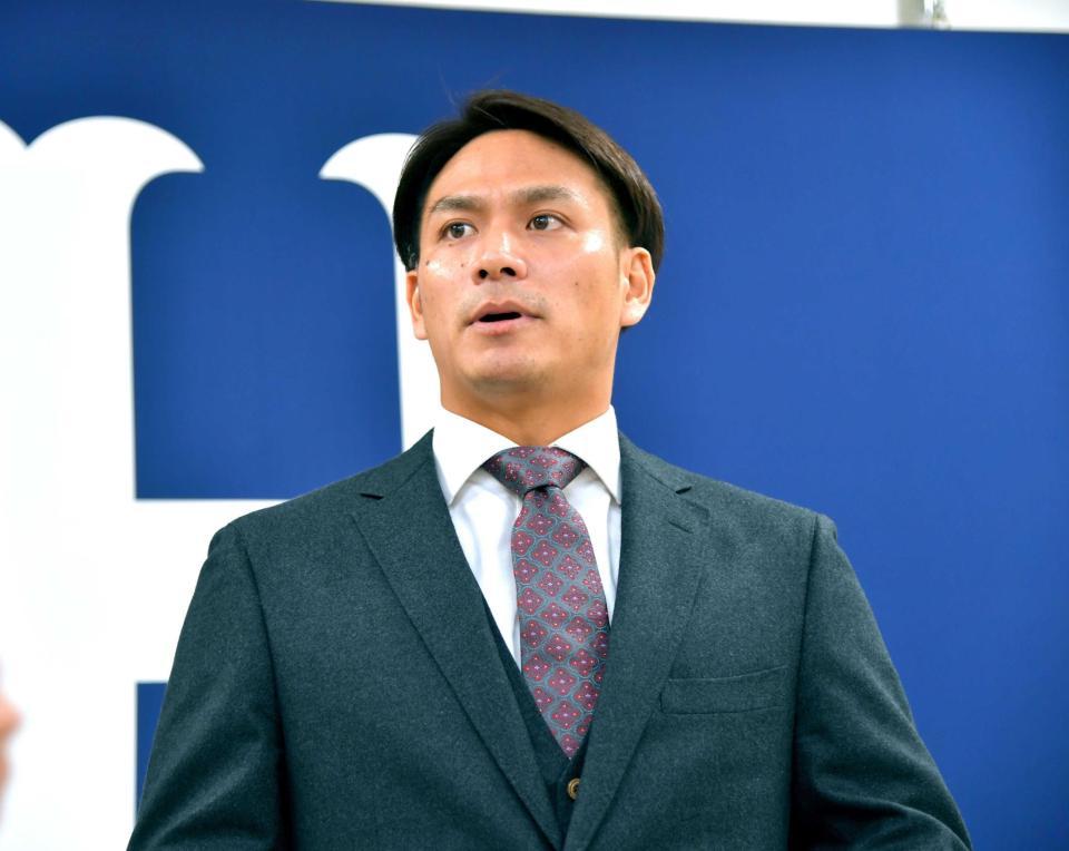 契約を更改して取材に応じる田中広（撮影・立川洋一郎）　