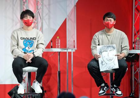 自身が描いた広島・小園（左）の似顔絵を披露する広島・林＝広島テレビ（撮影・立川洋一郎）