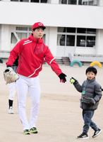 子どもに指導する玉村