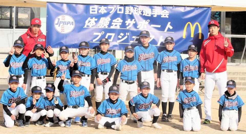 野球・ソフトボール体験会サポートプロジェクトに参加した中村奨（左）と玉村（右）