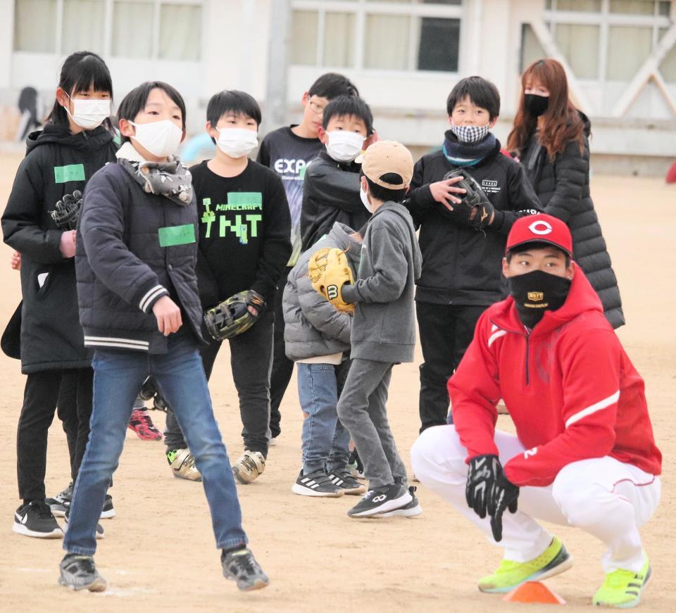 小学生を指導する中村奨