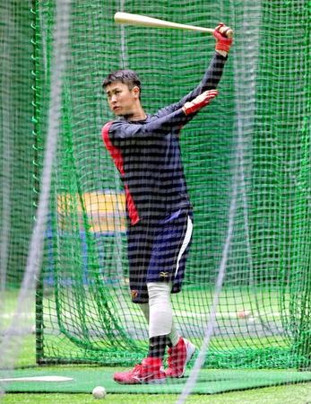 　マシンを相手に打撃練習をする広島・堂林（撮影・立川洋一郎）