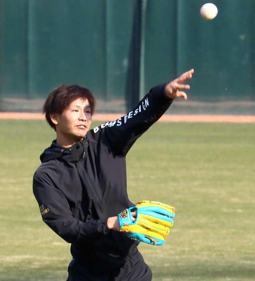 　キャッチボールをする森浦