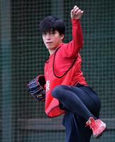 　ブルペンに入りして投げ込む黒原（撮影・立川洋一郎）