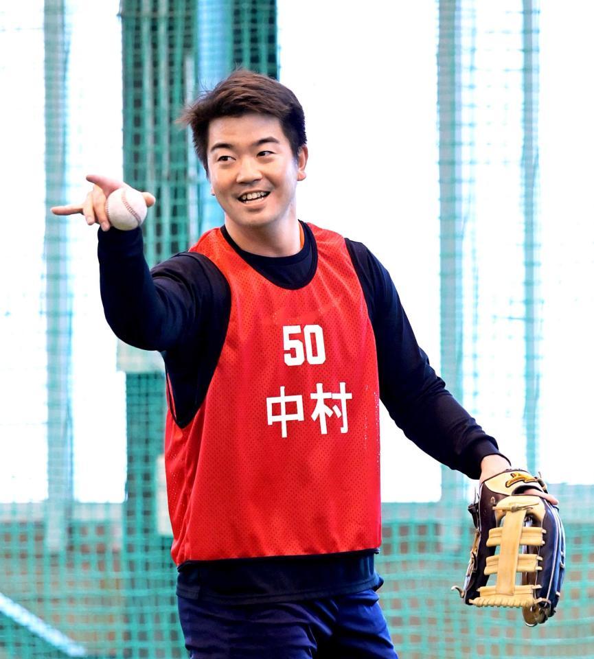 キャッチボールをしながら笑顔を見せる中村健（撮影・立川洋一郎）