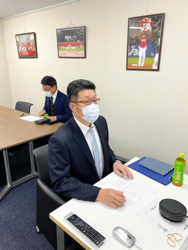 １２球団監督会議にオンラインで参加した佐々岡監督。左奥は河田ヘッドコーチ（球団提供）