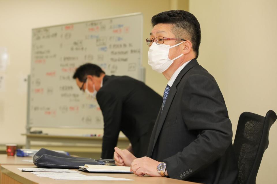 　スタッフ会議に臨む佐々岡監督（球団提供）