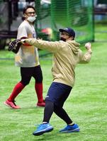 　ノックを受けて送球する広島・松山竜平（撮影・立川洋一郎）