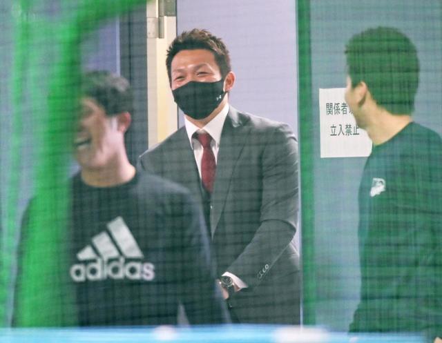 鈴木誠也がマツダスタジアムでオーナーや選手らにあいさつ「いろんな思い出が」