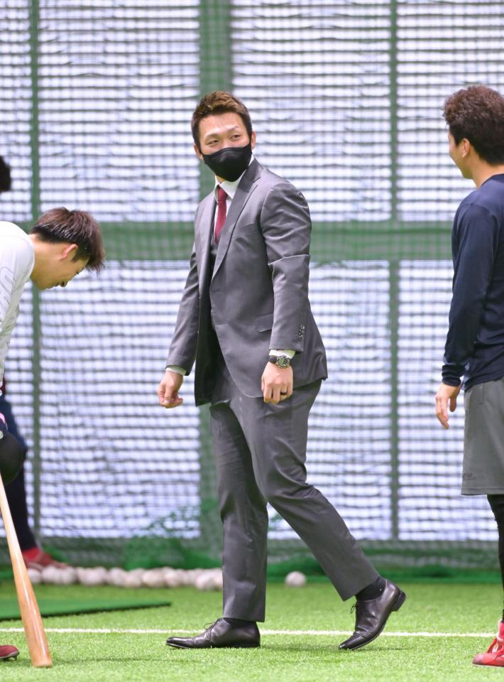 大盛（右）に話しかける鈴木誠也（撮影・立川洋一郎）