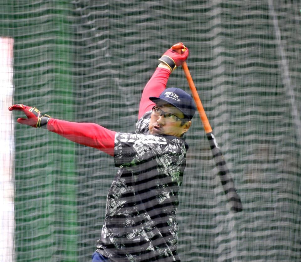 　マシンを相手に打ち込みを図る広島・松山竜平（撮影・立川洋一郎）