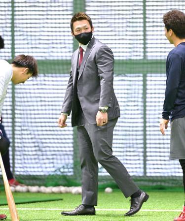 　あいさつのために球場を訪れ選手らと言葉を交わす鈴木誠（撮影・立川洋一郎）