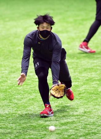 ノックの打球を追う広島・小園（撮影・立川洋一郎）