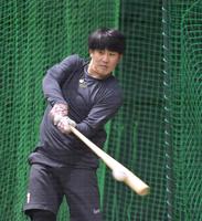 フリー打撃で快音を響かせる広島・小園（撮影・立川洋一郎）