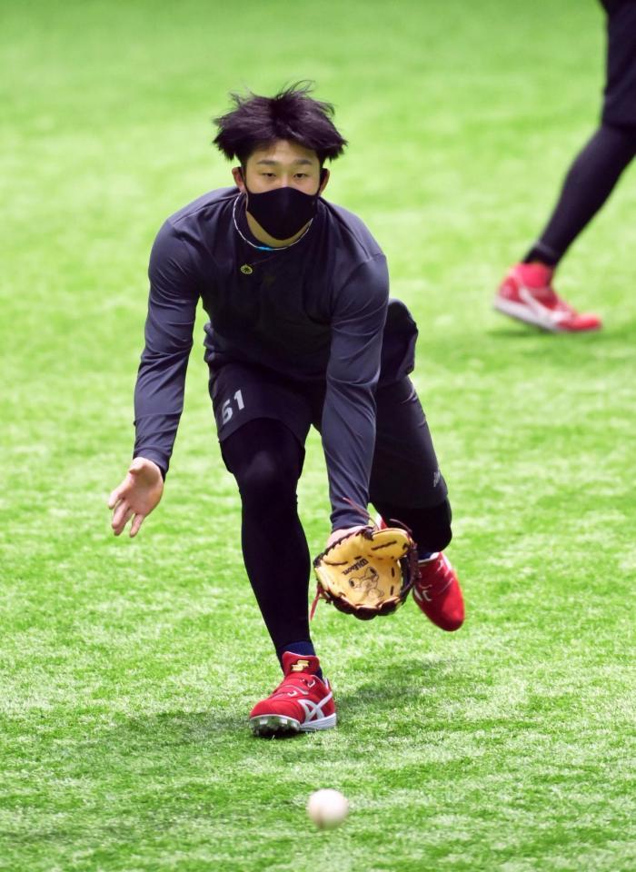 ノックの打球を追う広島・小園（撮影・立川洋一郎）