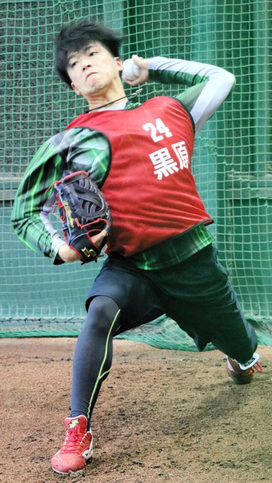 ブルペンで力投した黒原
