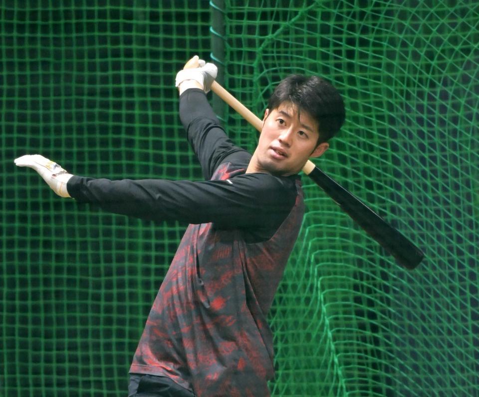 　フリー打撃で打ち込む宇草（撮影・立川洋一郎）