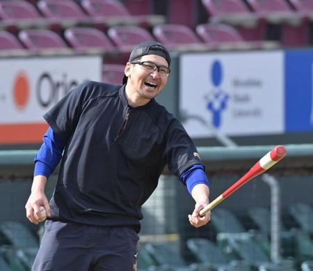 大盛、野間を相手にノックバットを振る会沢（撮影・立川洋一郎）