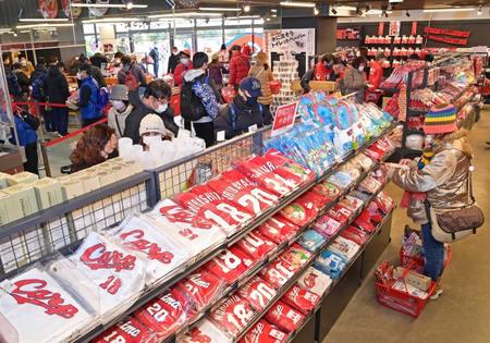 　新グッズが発売され、にぎわうカープグッズショップ（撮影・立川洋一郎）