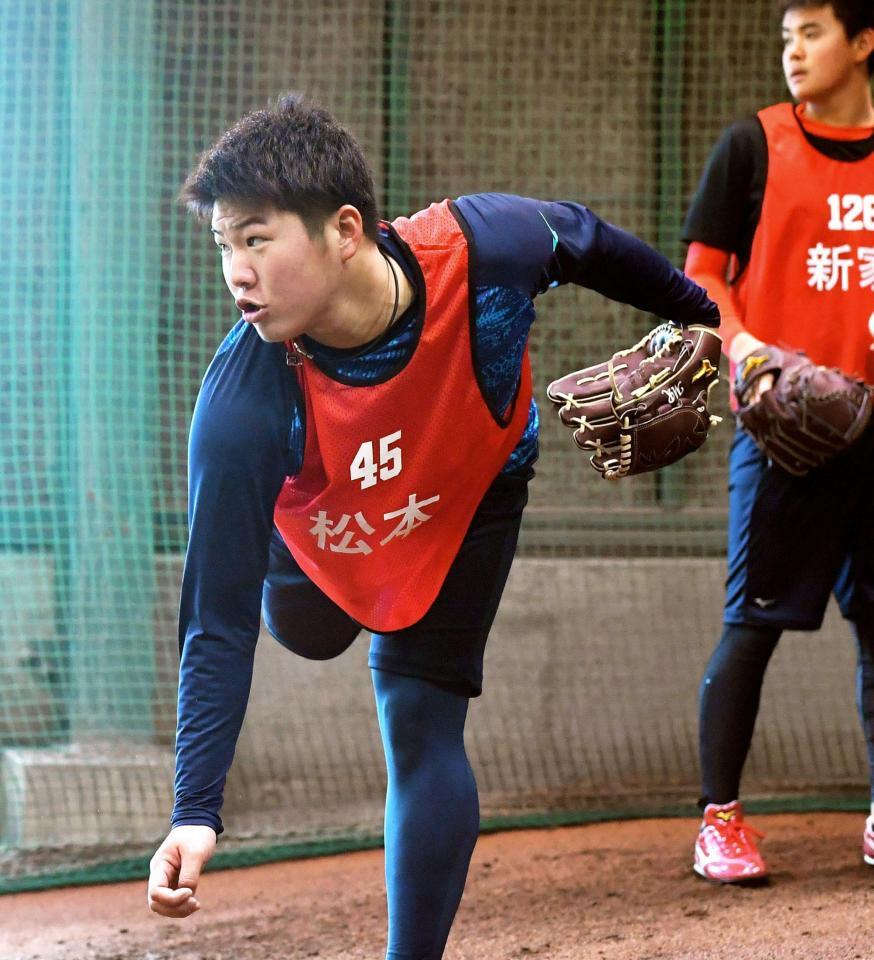 開幕１軍を目指しフォークの練習に励んでいる松本