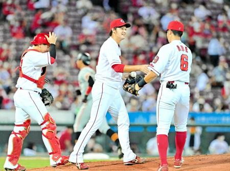 プロ初完封勝利で笑顔を見せる広島・床田寛樹（中央）＝２１年９月２１日撮影、マツダスタジアム