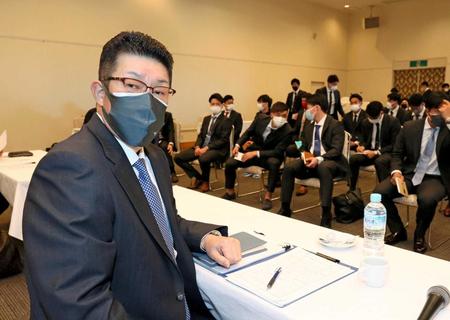 　スタッフミーティングを開く佐々岡監督（球団提供）