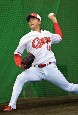 　ブルペン入りして投げ込む森（撮影・立川洋一郎）