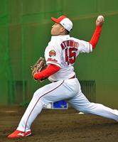 　ブルペン入りして投げ込む松本（撮影・立川洋一郎）