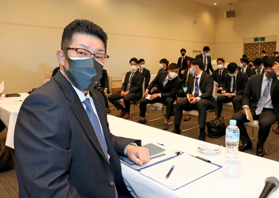 　スタッフミーティングを開く佐々岡監督（球団提供）