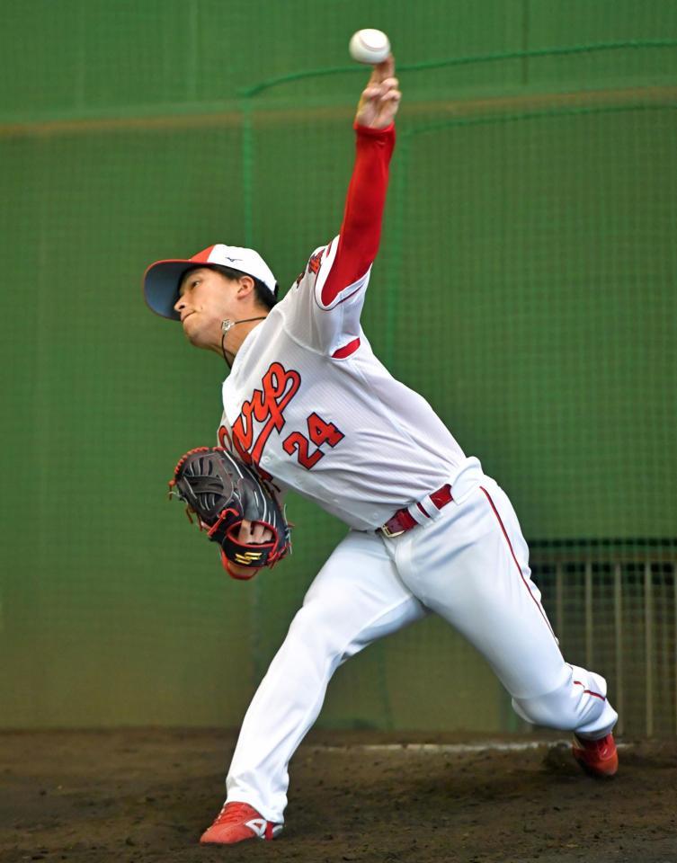 　ブルペン入りして投げ込む黒原（撮影・立川洋一郎）