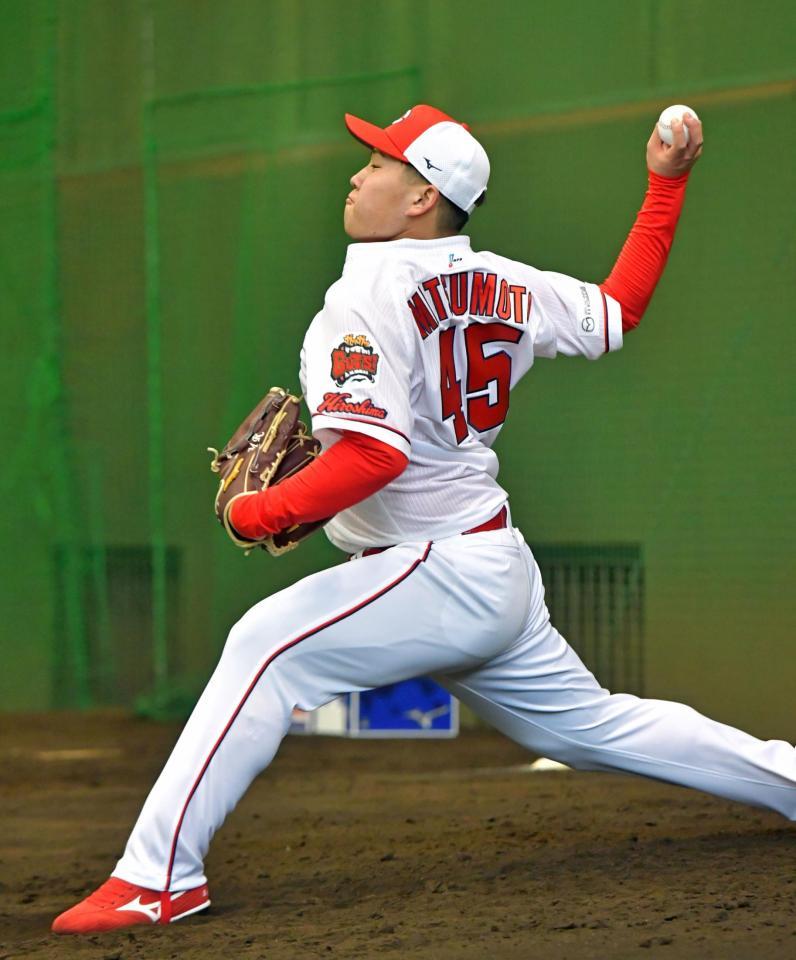 　ブルペン入りして投げ込む松本（撮影・立川洋一郎）