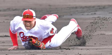 投内連係で一塁手として参加し、打球に飛び込む