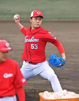 　フリー打撃に登板し打者と対する小林（撮影・立川洋一郎）