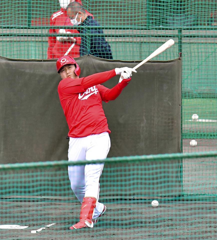 フリー打撃で柵越えを連発する末包（撮影・立川洋一郎）