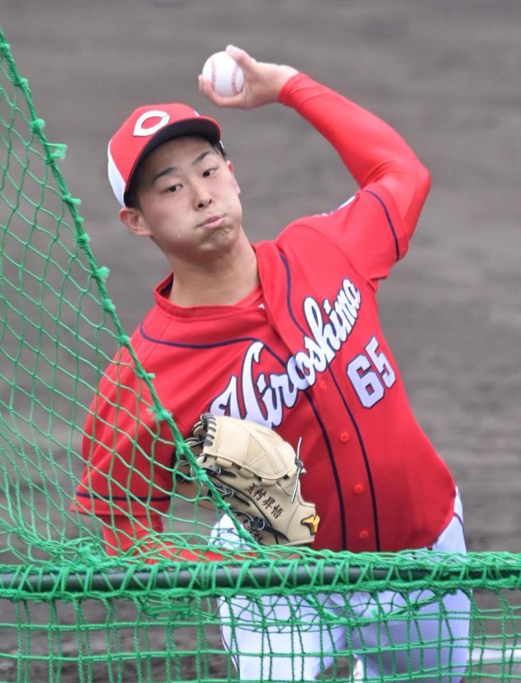 　フリー打撃に登板し打者と対する玉村（撮影・立川洋一郎）