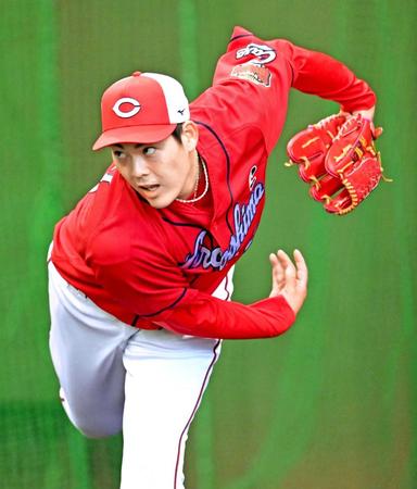 　ブルペンに入って投げ込む九里（撮影・立川洋一郎）