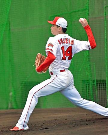 ブルペン入りして投げ込む大瀬良